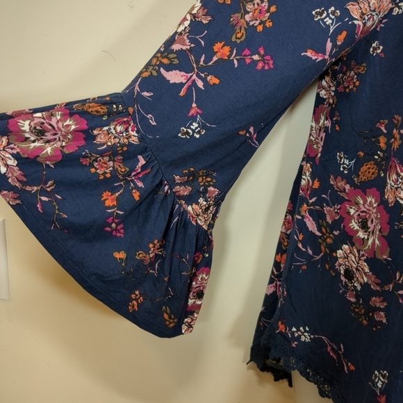 Luq Julliet Floral Navy Women's Lace Edge  Top  , NWT , Size -L - Picture 2 of 7